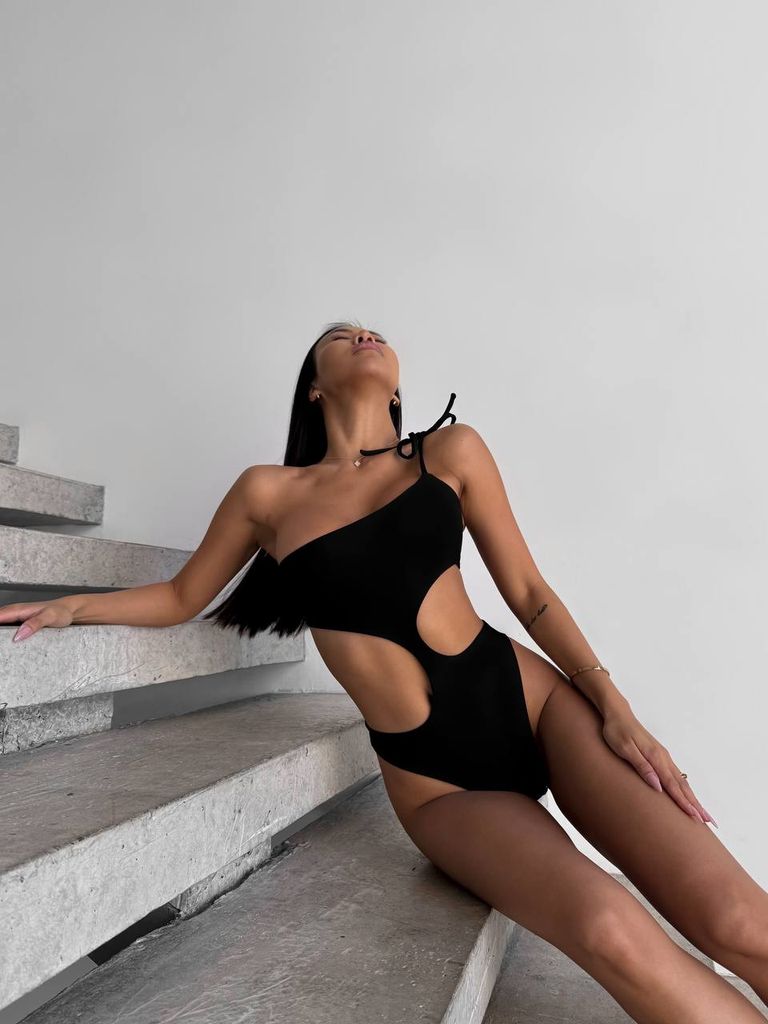 Чорний купальник монокіні з бічними вирізами
