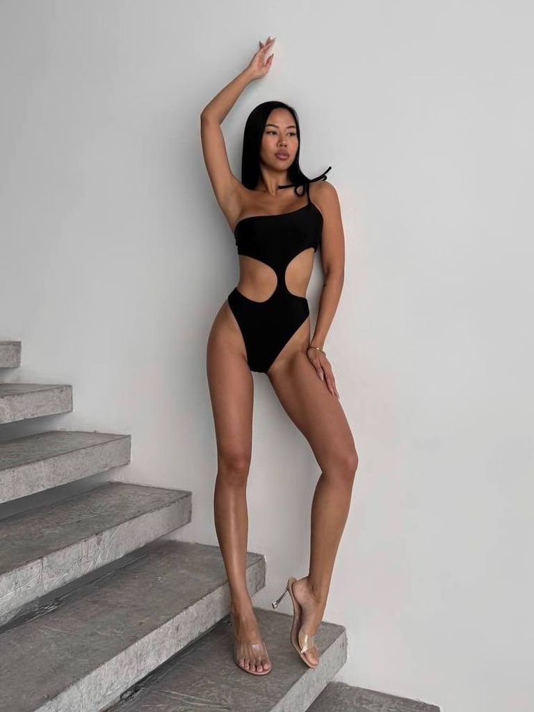 Чорний купальник монокіні з бічними вирізами