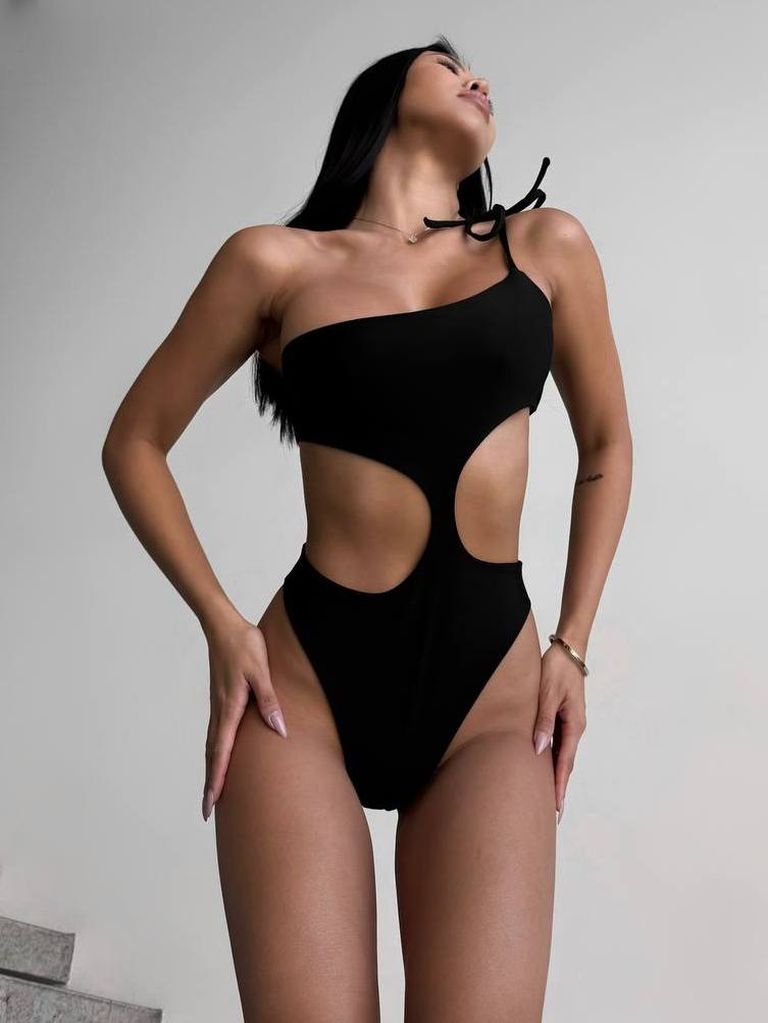 Чорний купальник монокіні з бічними вирізами