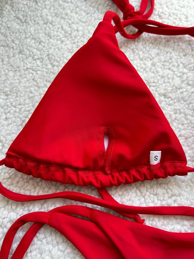 Червоний купальник бікіні на зав'язках 
