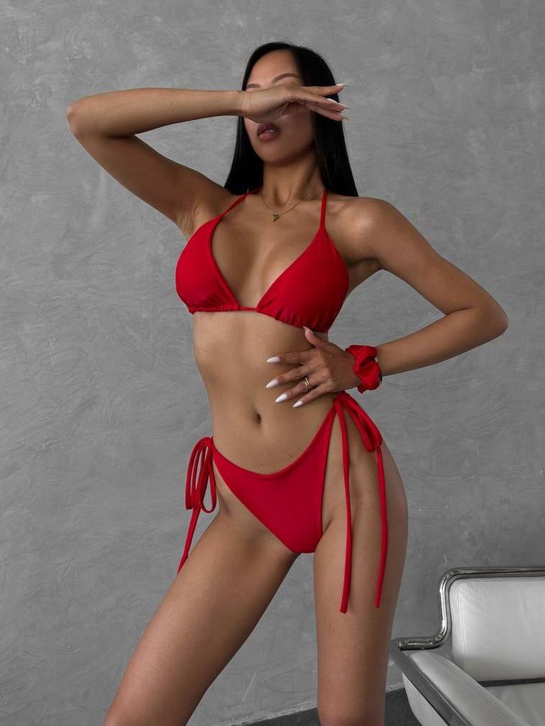 Червоний купальник бікіні на зав'язках 