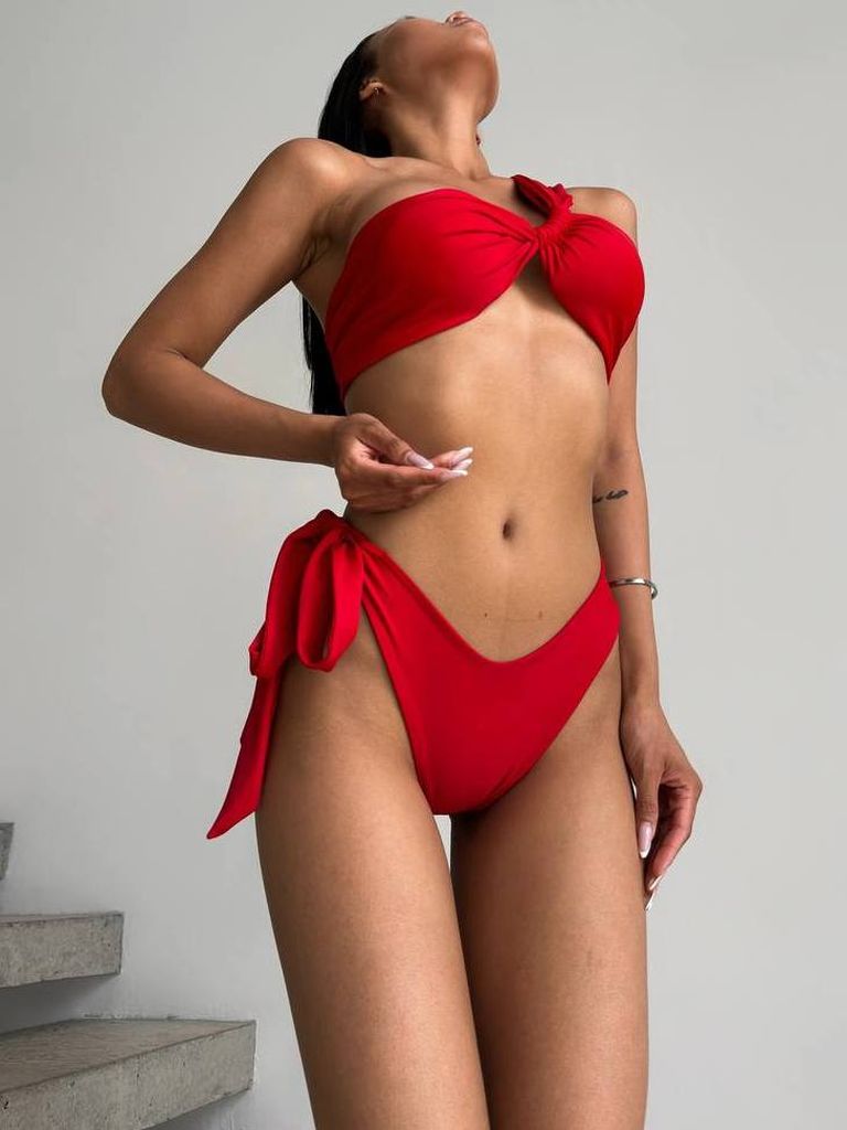 Червоний купальник бандо на одне плече