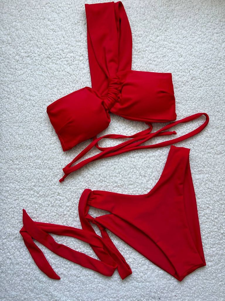 Червоний купальник бандо на одне плече