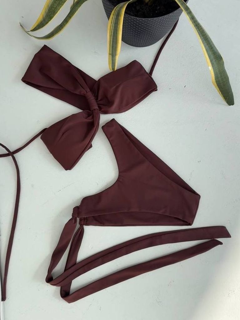 Шоколадний купальник бандо на одне плече