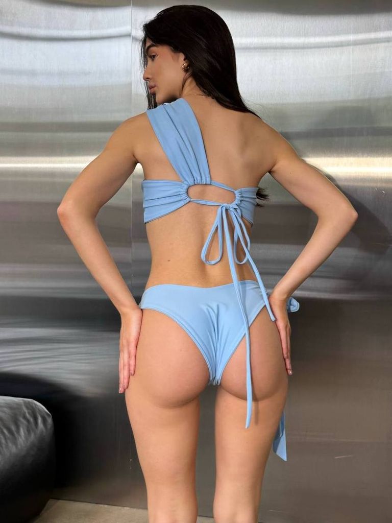 Блакитний купальник бандо на одне плече