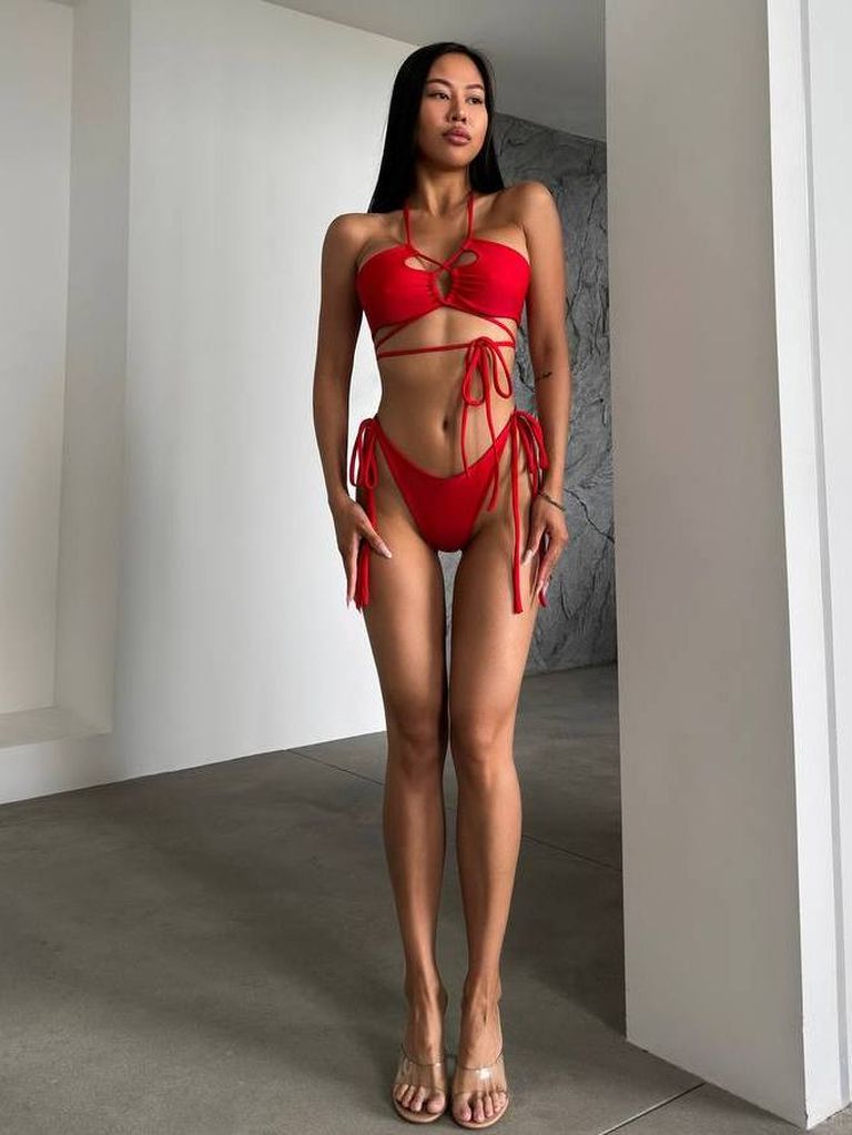 Червоний купальник бікіні з вирізами та зав'язками