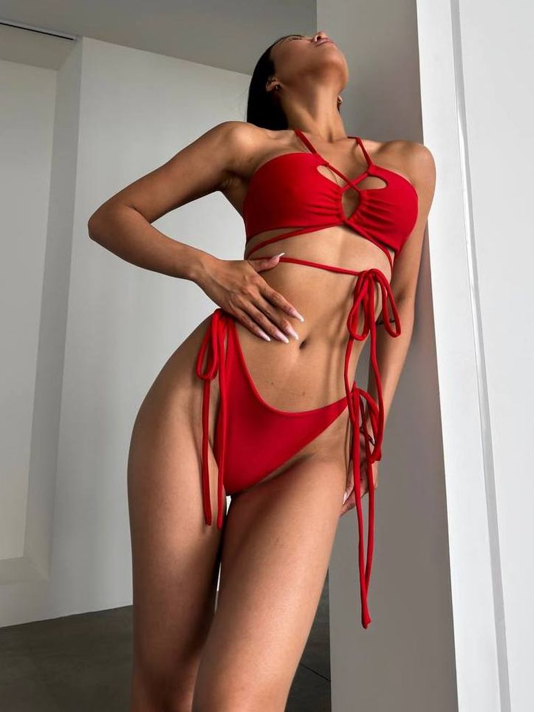 Червоний купальник бікіні з вирізами та зав'язками
