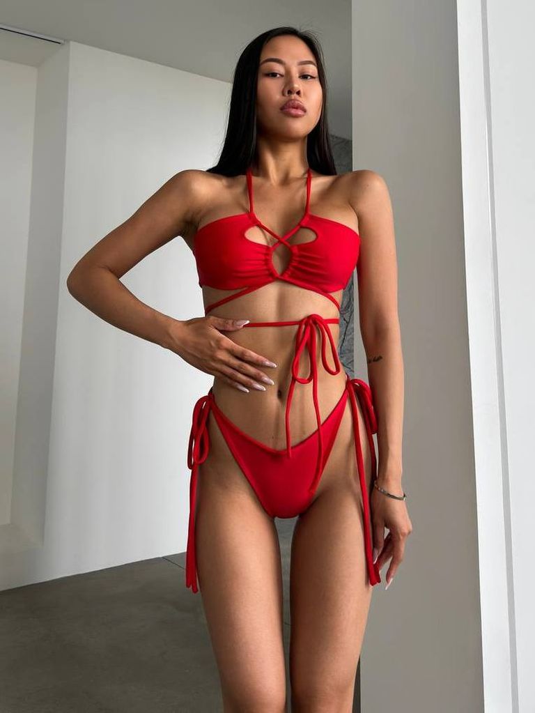 Червоний купальник бікіні з вирізами та зав'язками