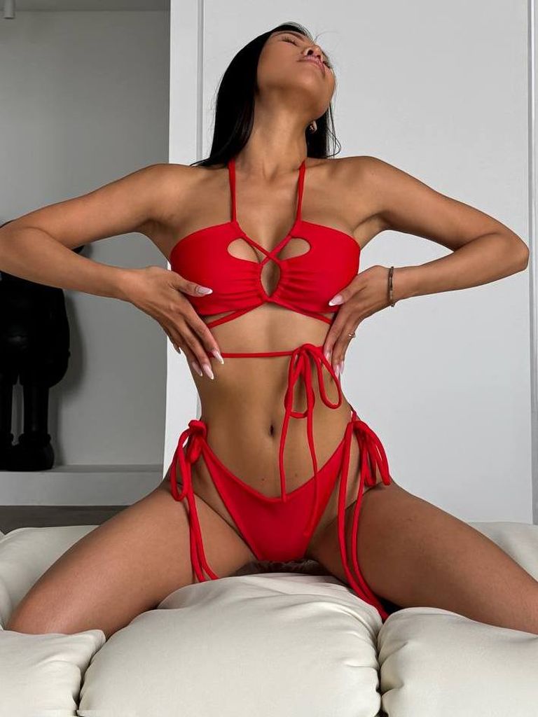 Червоний купальник бікіні з вирізами та зав'язками