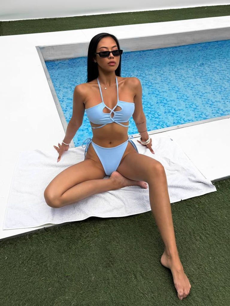 Блакитний купальник бікіні з вирізами та зав'язками