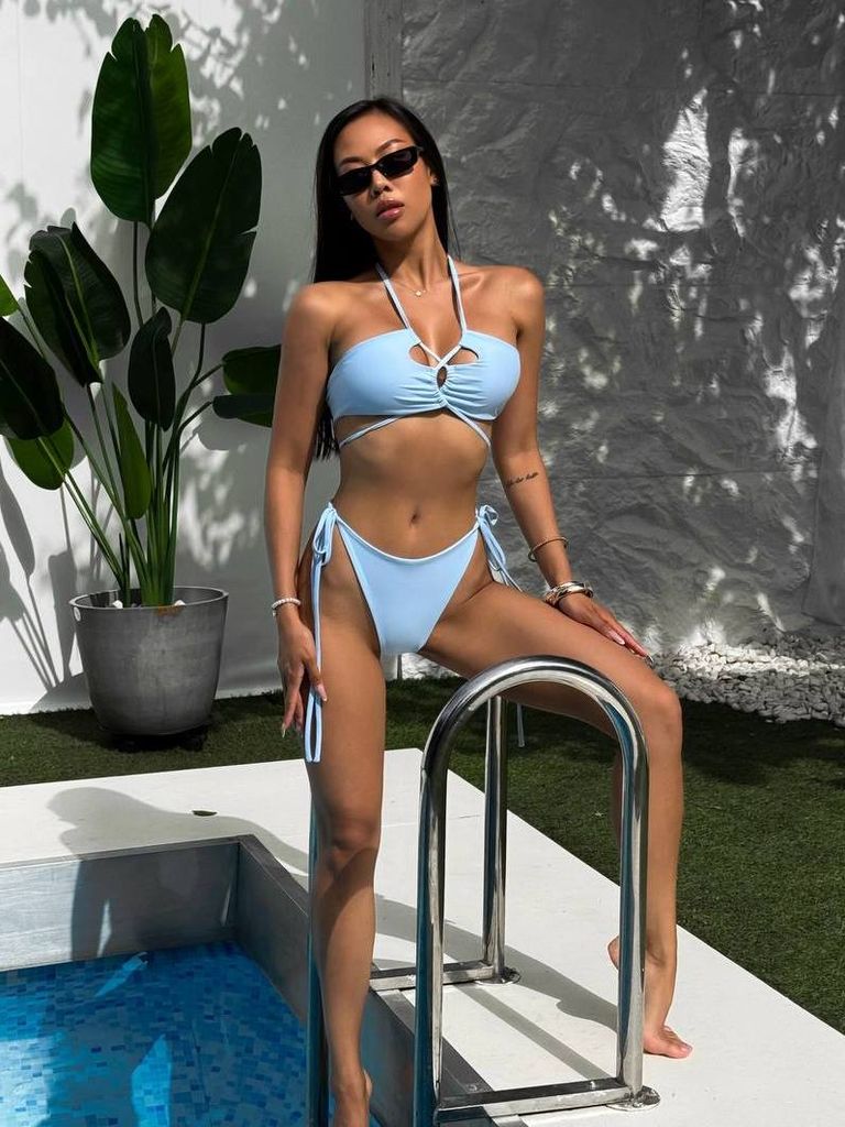 Блакитний купальник бікіні з вирізами та зав'язками