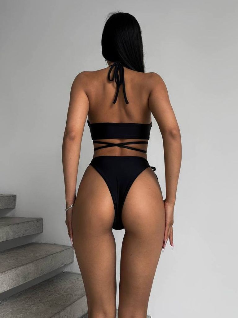 Чорний купальник бікіні з вирізами та зав'язками
