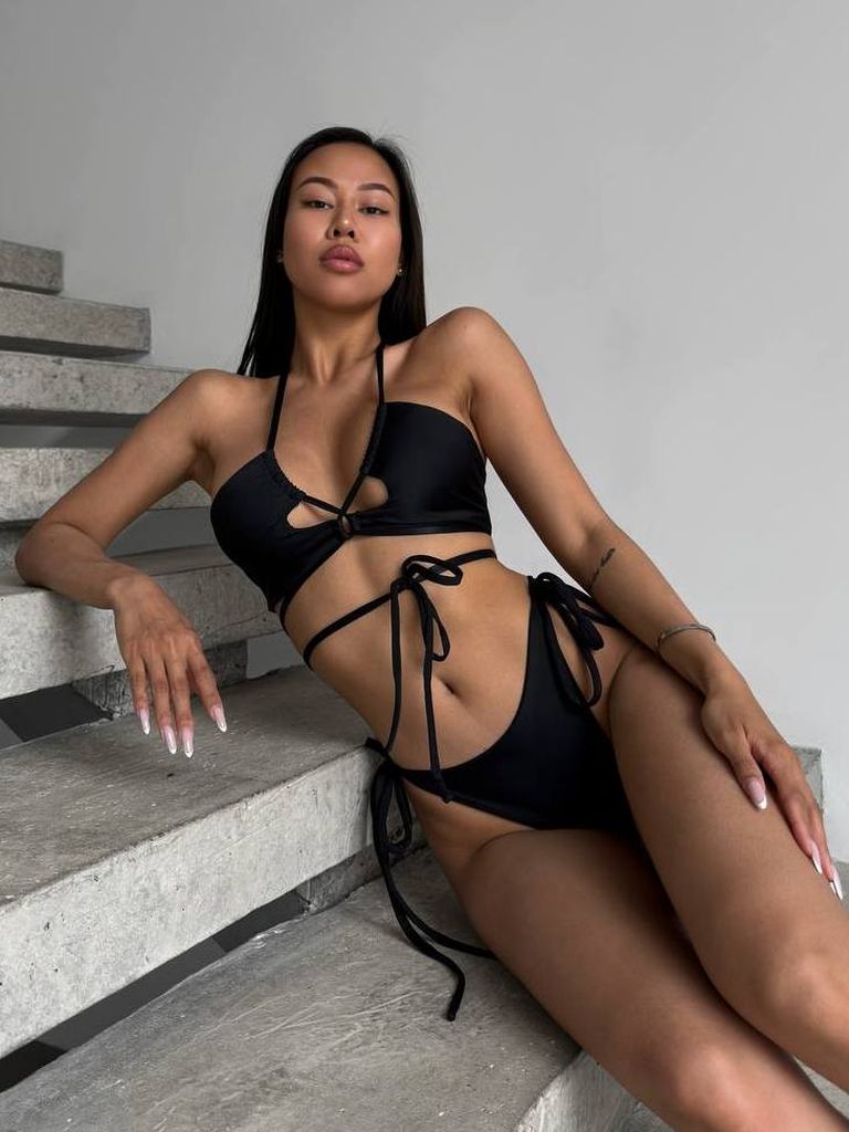 Чорний купальник бікіні з вирізами та зав'язками