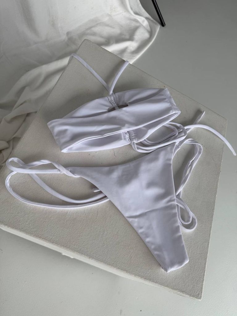 Білий купальник бікіні з вирізами та зав'язками