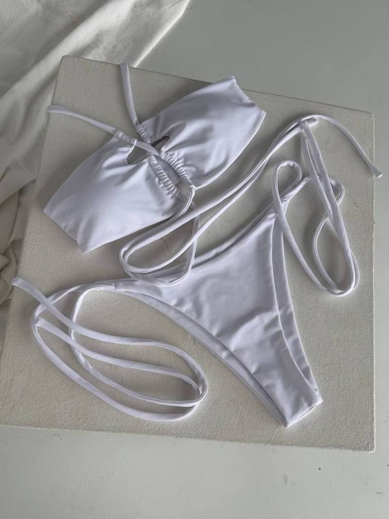 Білий купальник бікіні з вирізами та зав'язками