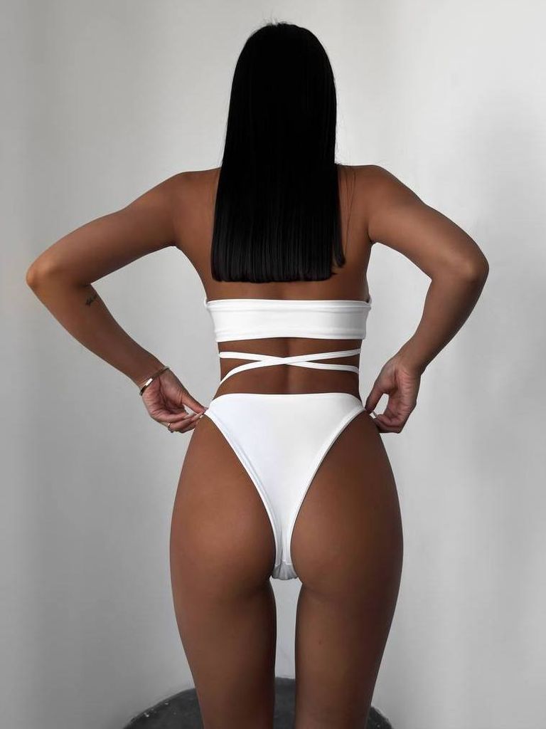 Білий купальник бікіні з вирізами та зав'язками