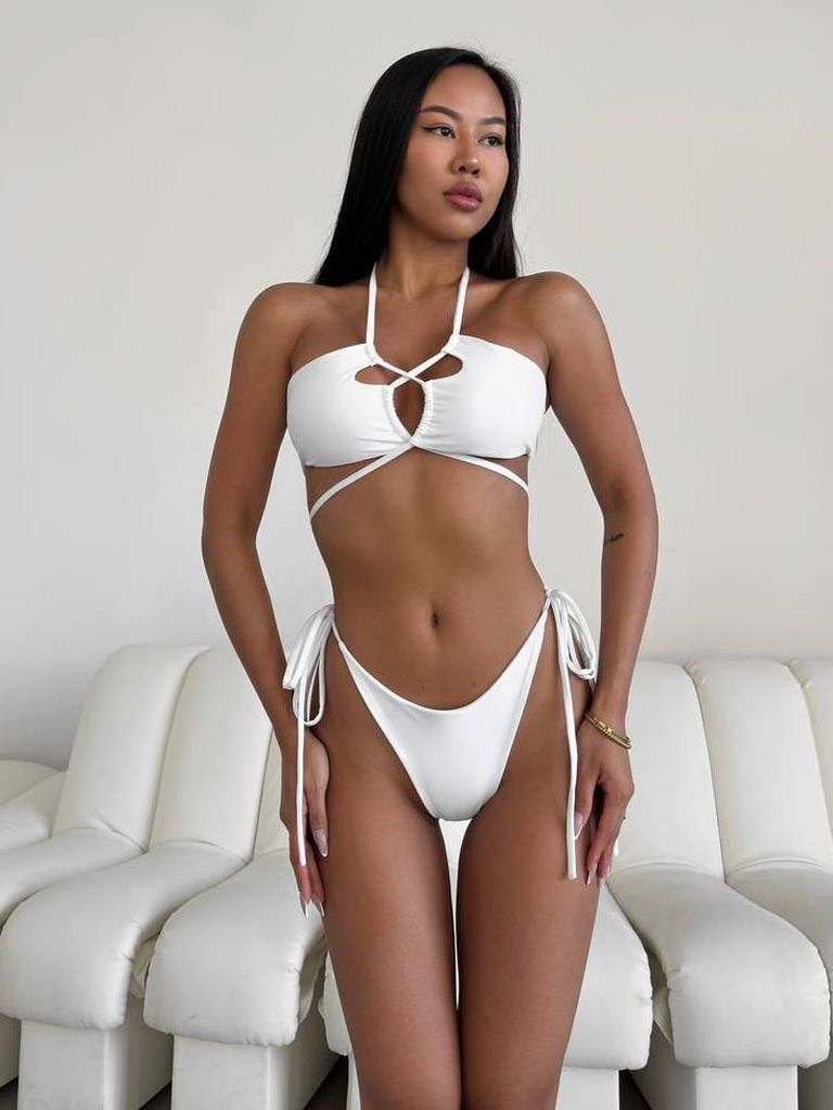 Білий купальник бікіні з вирізами та зав'язками