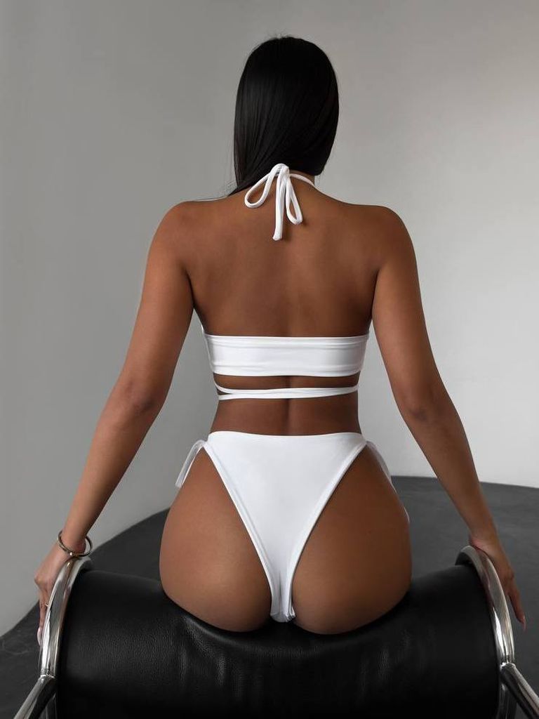 Білий купальник бікіні з вирізами та зав'язками