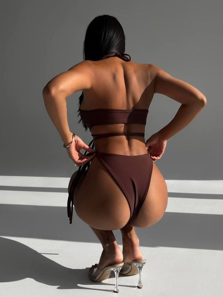 Шоколадний купальник бікіні з вирізами та зав'язками