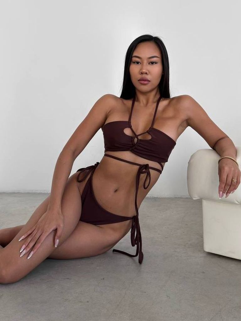Шоколадний купальник бікіні з вирізами та зав'язками