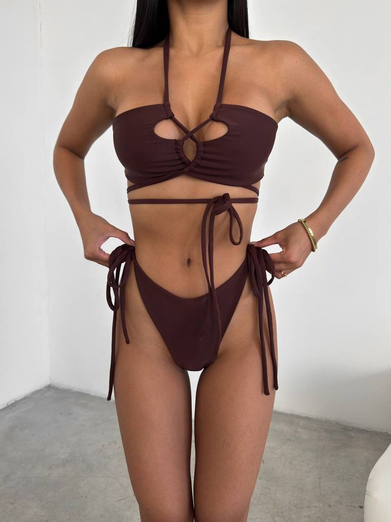 Шоколадний купальник бікіні з вирізами та зав'язками