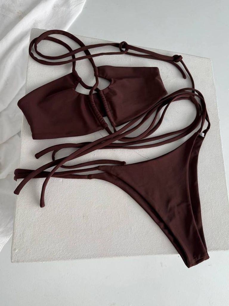 Шоколадний купальник бікіні з вирізами та зав'язками