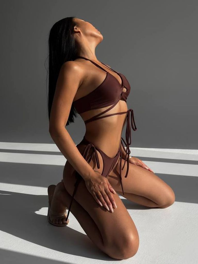 Шоколадний купальник бікіні з вирізами та зав'язками