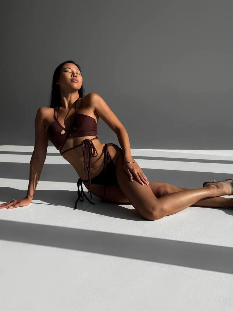 Шоколадний купальник бікіні з вирізами та зав'язками