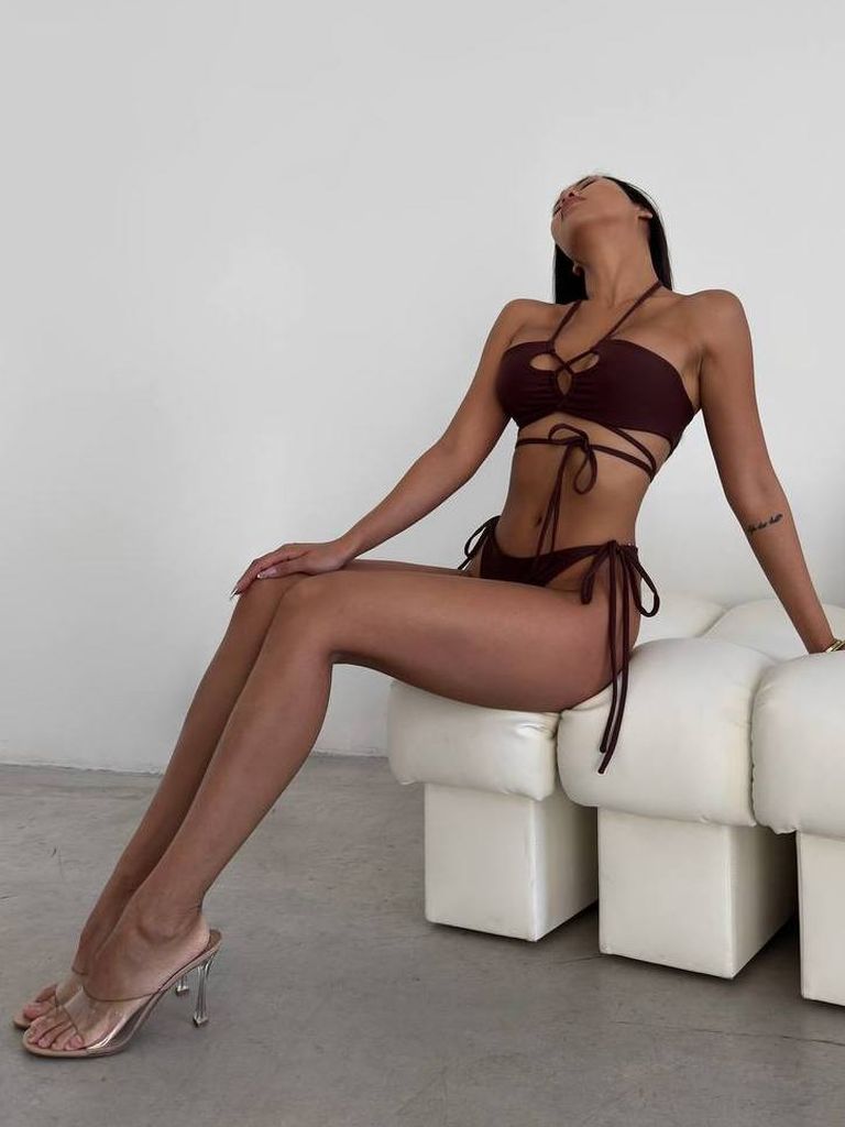 Шоколадний купальник бікіні з вирізами та зав'язками