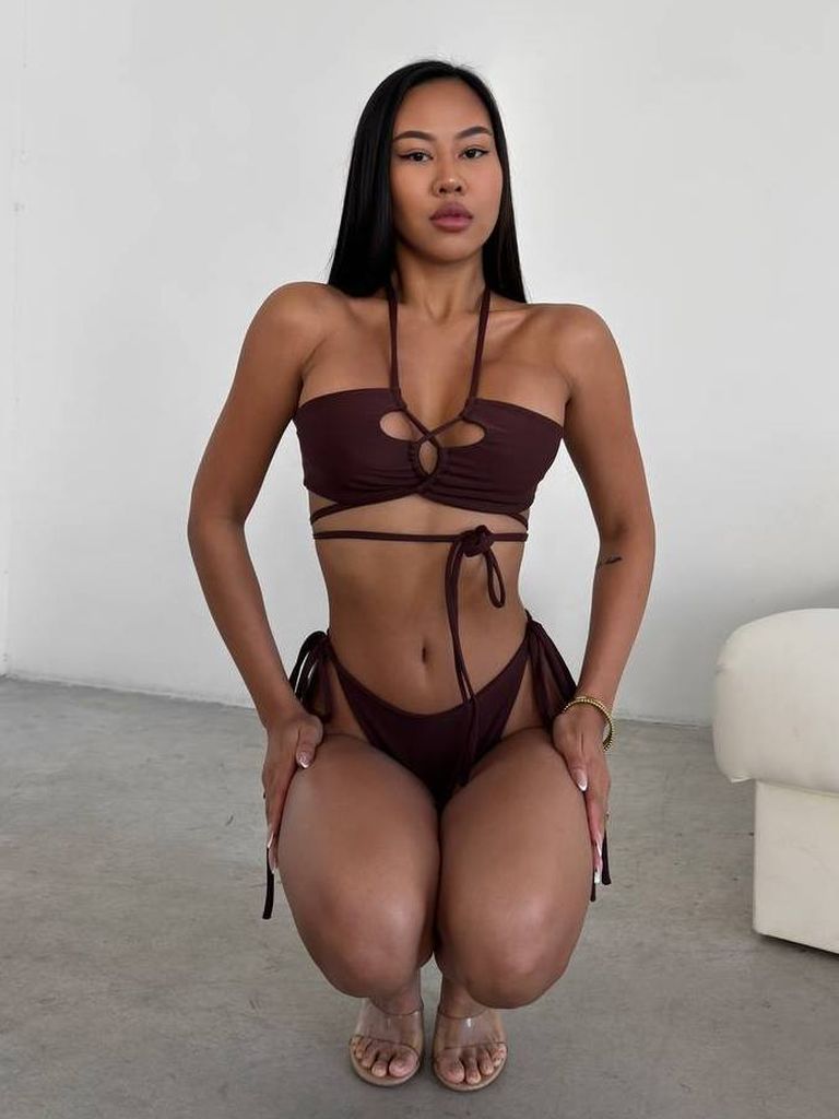 Шоколадний купальник бікіні з вирізами та зав'язками