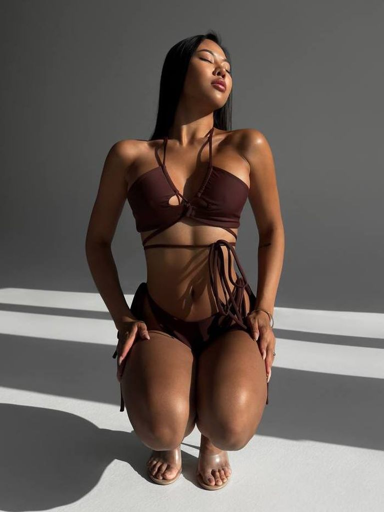 Шоколадний купальник бікіні з вирізами та зав'язками