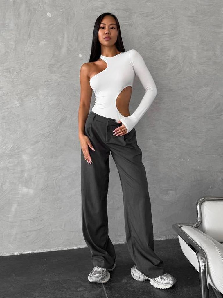 Білий боді з одним рукавом і вирізом з віскози