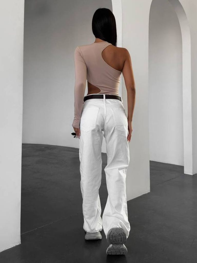 Бежевий боді з одним рукавом і вирізом