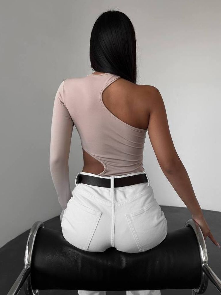 Бежевий боді з одним рукавом і вирізом