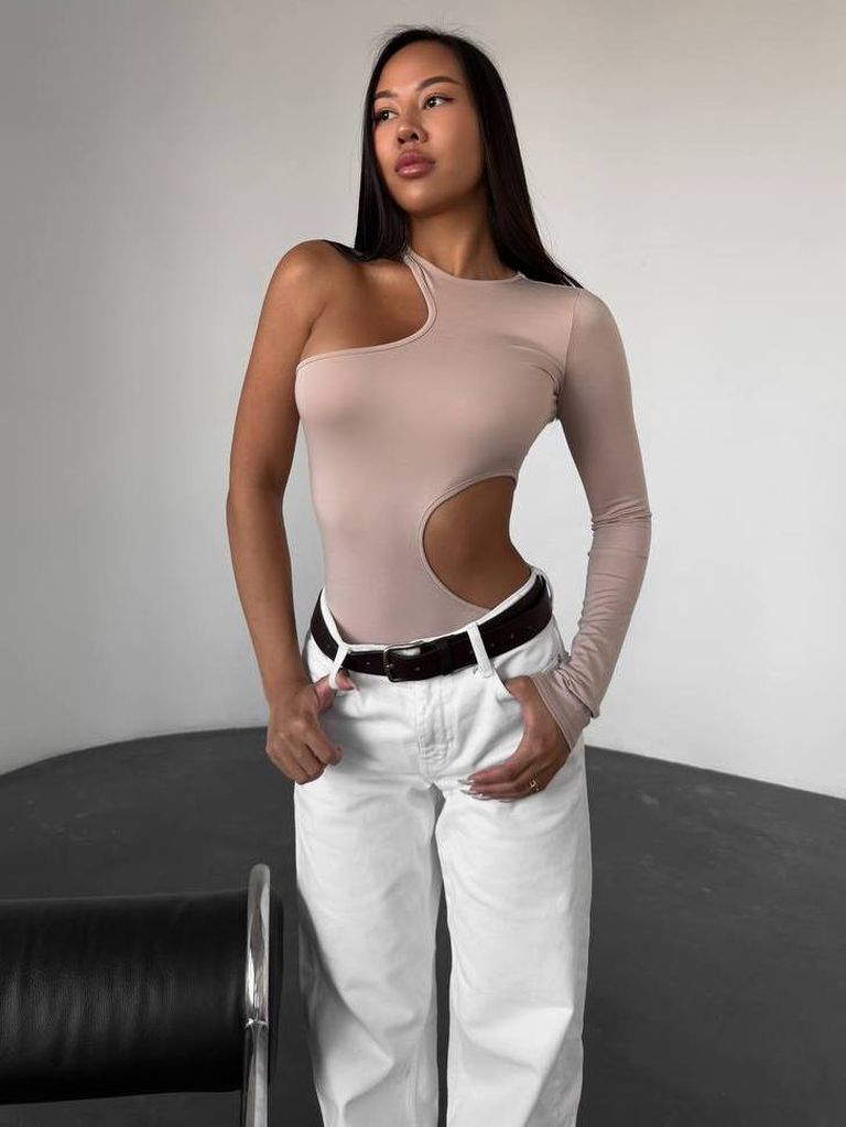 Бежевий боді з одним рукавом і вирізом