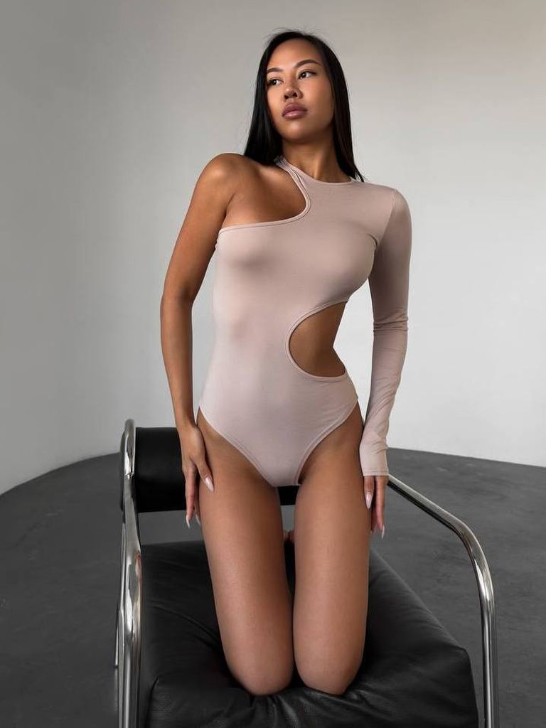 Бежевий боді з одним рукавом і вирізом
