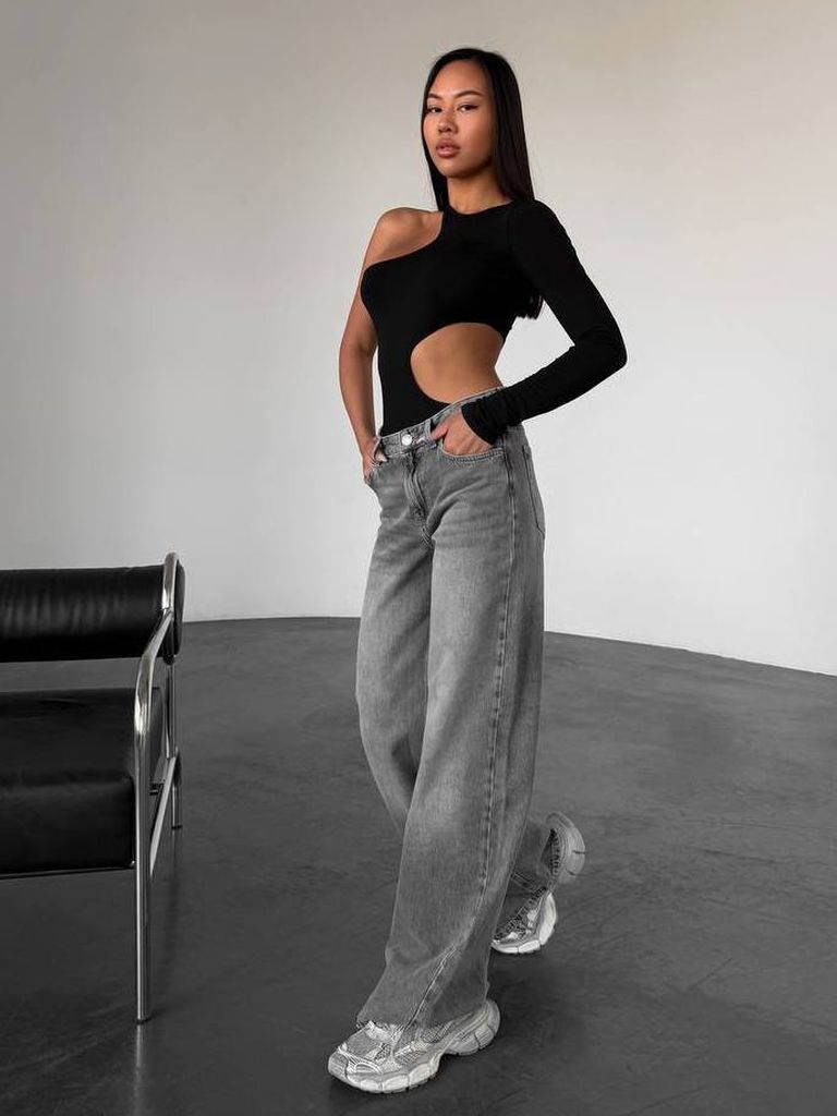 Чорний боді з одним рукавом і вирізом