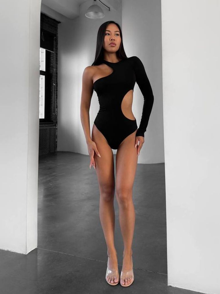 Чорний боді з одним рукавом і вирізом