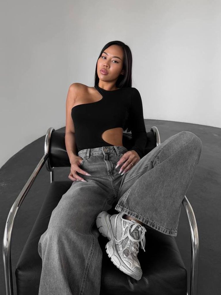 Чорний боді з одним рукавом і вирізом