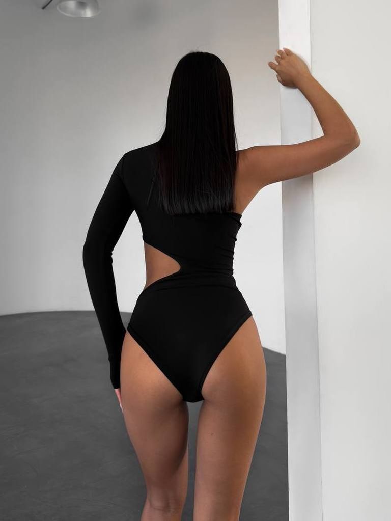 Чорний боді з одним рукавом і вирізом