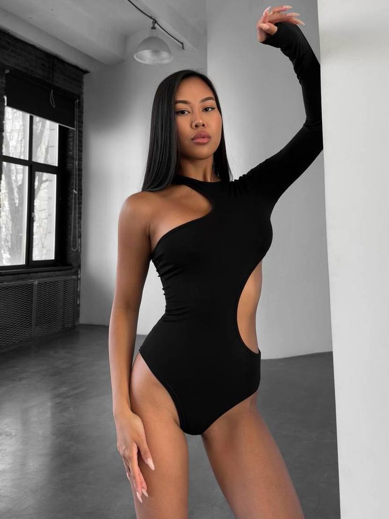 Чорний боді з одним рукавом і вирізом