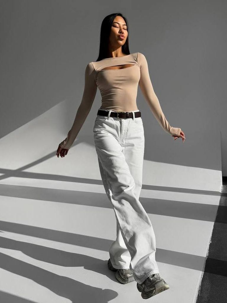 Бежевий боді з довгими рукавами і вирізом на декольте