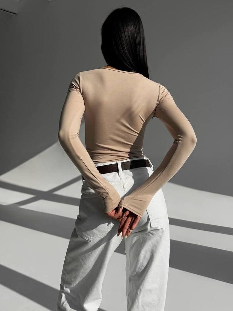 Бежевий боді з довгими рукавами і вирізом на декольте