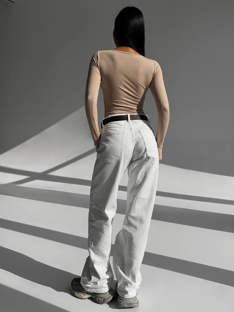 Бежевий боді з довгими рукавами і вирізом на декольте