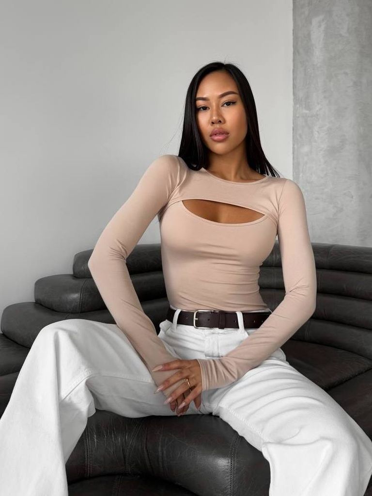 Бежевий боді з довгими рукавами і вирізом на декольте