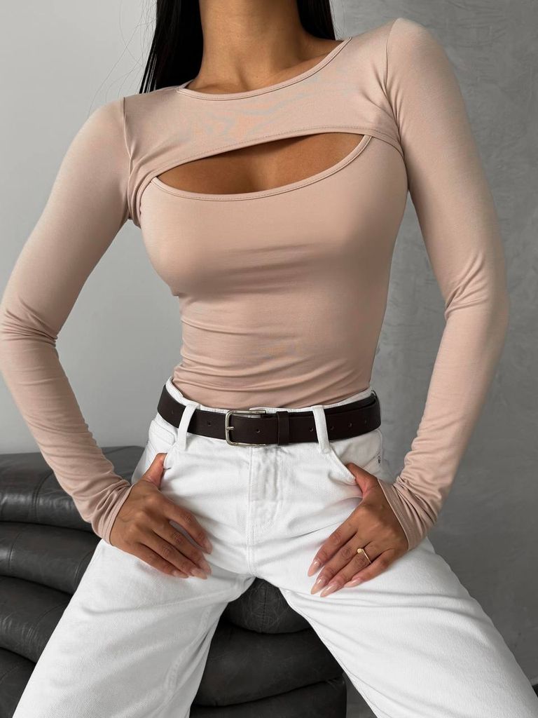 Бежевий боді з довгими рукавами і вирізом на декольте