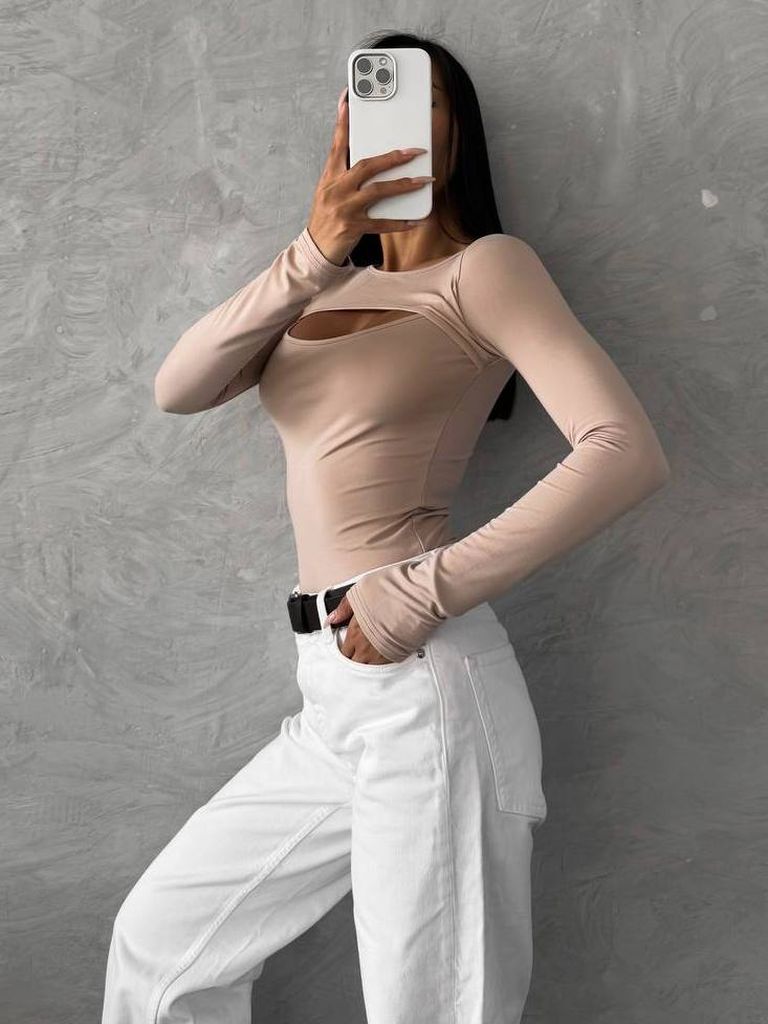 Бежевий боді з довгими рукавами і вирізом на декольте