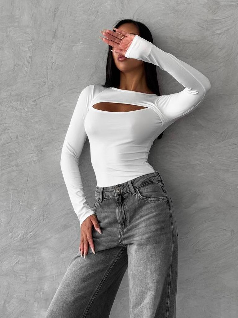 Білий боді з довгими рукавами і вирізом на декольте