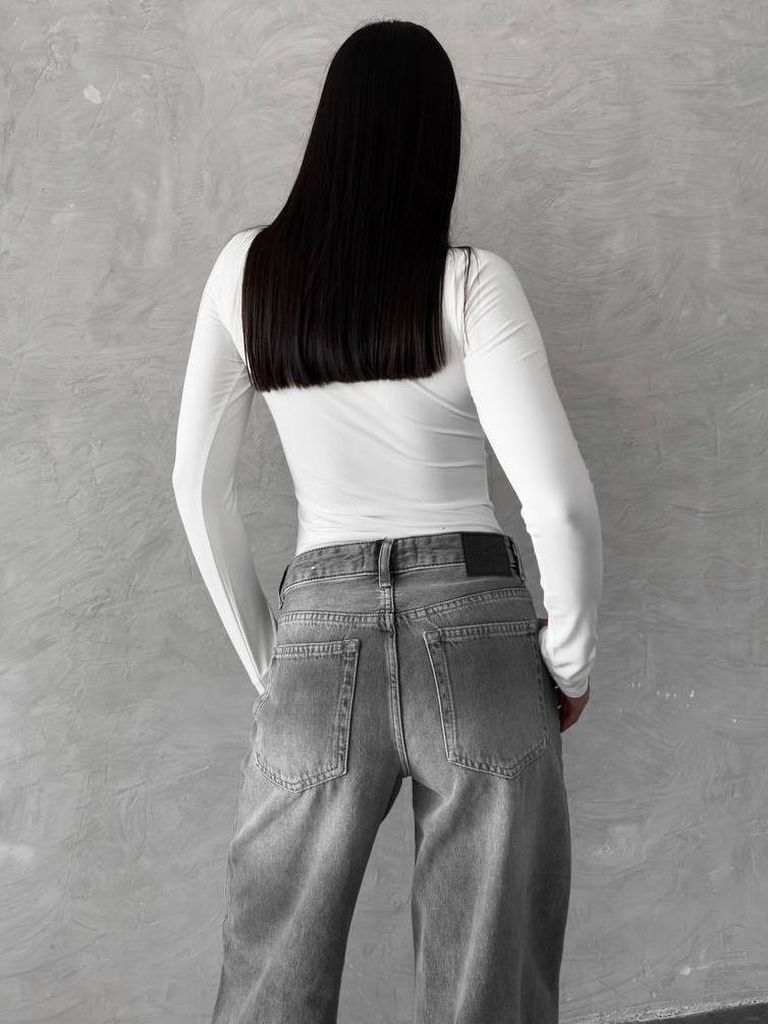 Білий боді з довгими рукавами і вирізом на декольте