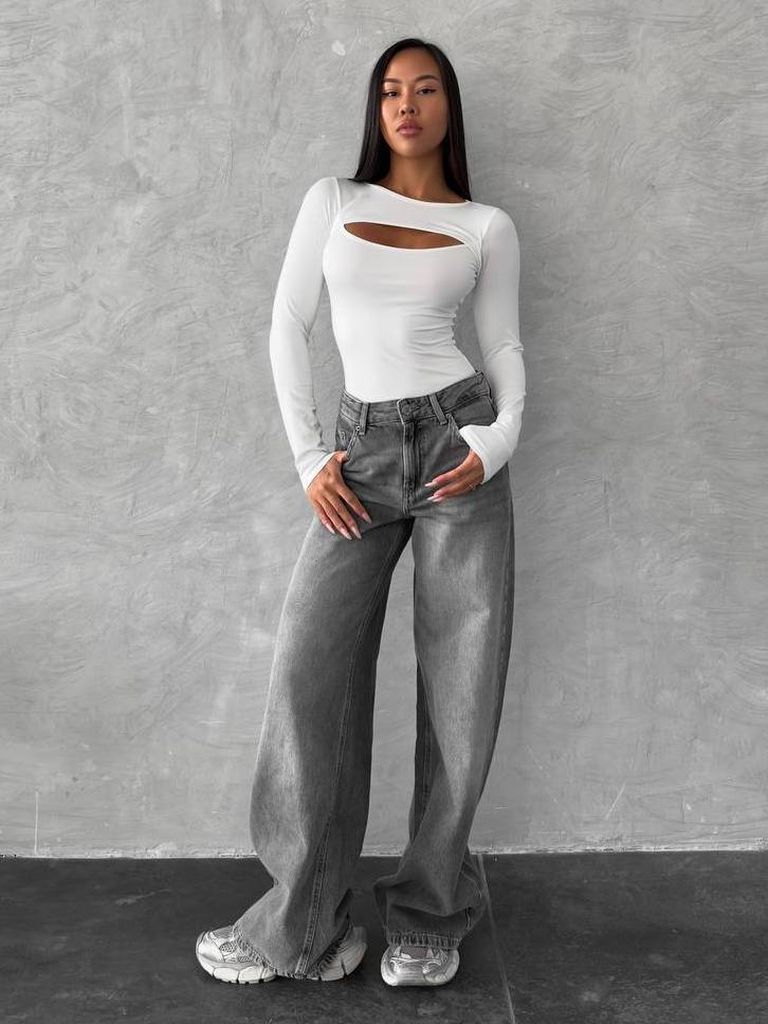 Білий боді з довгими рукавами і вирізом на декольте